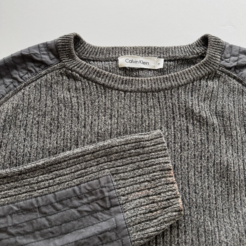 Calvin Klein Mens Crewneck Sweater Size Medium Gray Ribbed Cotton Knit Padded